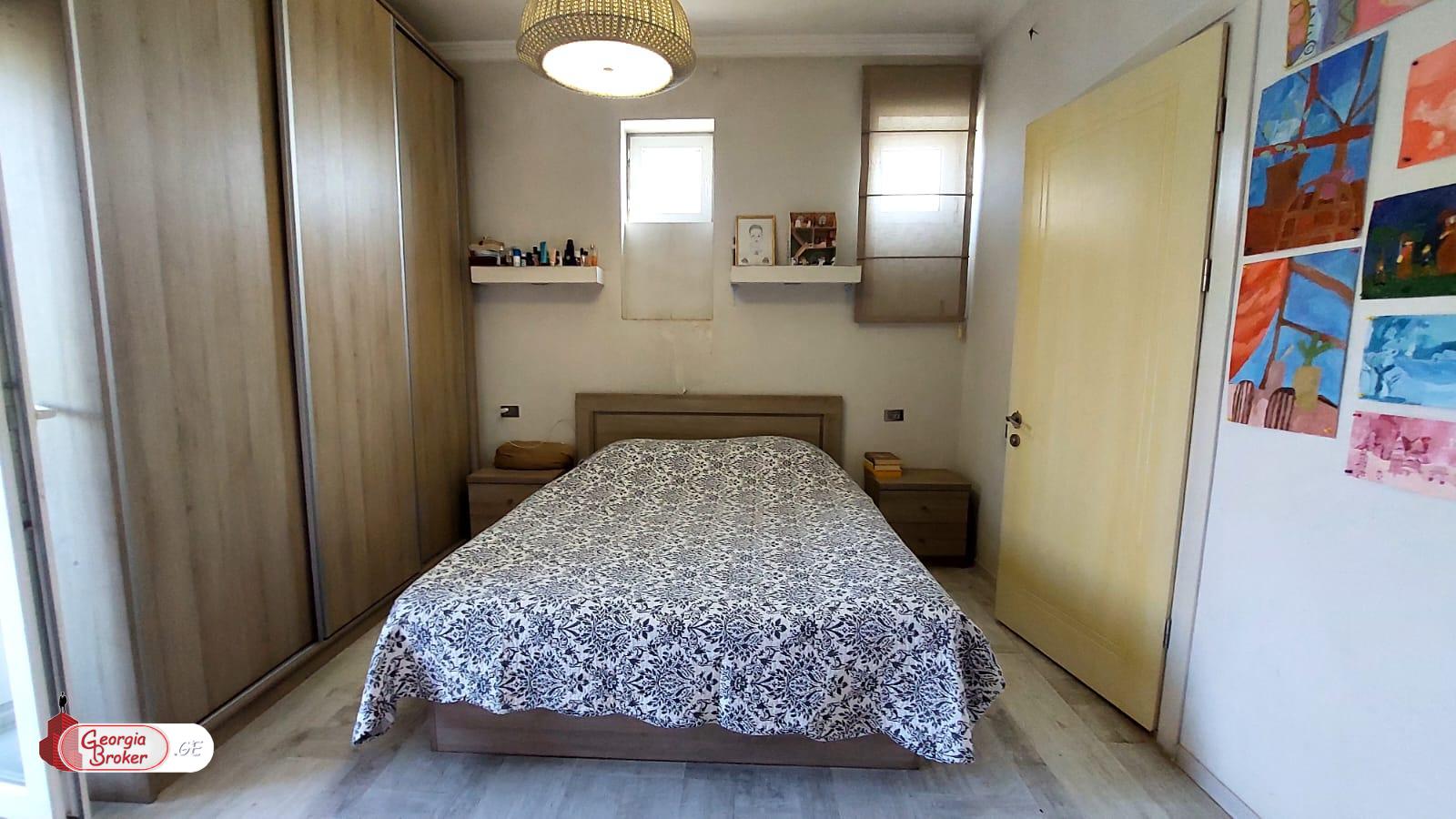 продается квартира с новым ремонтом 4-комнаты